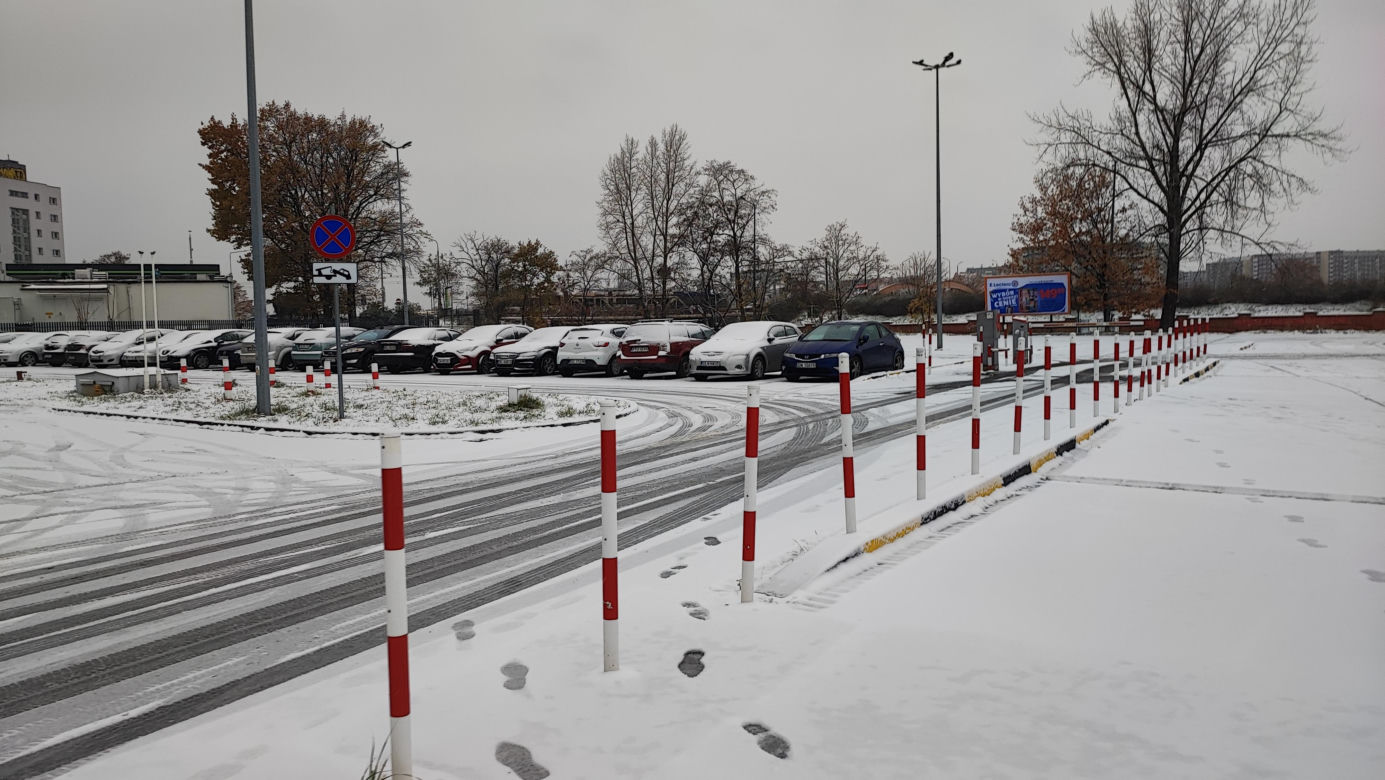 Wrocław pod śniegiem. Trudne warunki na drogach, korki, opóźnienia i awarie
