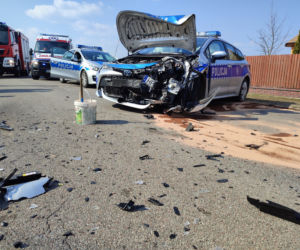 Pijany 21-latek huknął seatem czołowo w radiowóz. Dwóch policjantów trafiło do szpitala