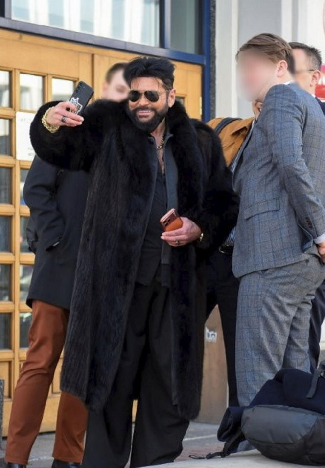 Krzysztof Rutkowski w futrze w sądzie