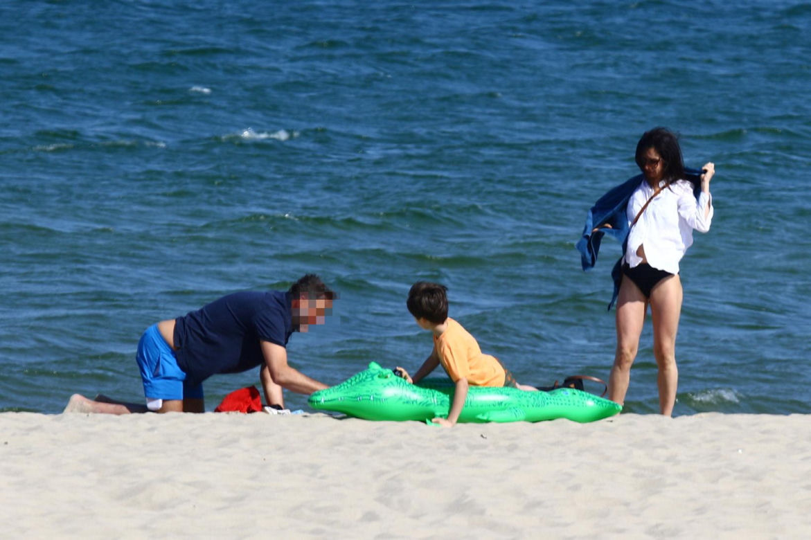 Marta Kaczyńska z mężem i synem na plaży
