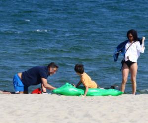 Marta Kaczyńska z mężem i synem na plaży