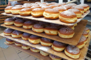 Liczenie kalorii odkładamy na bok! Ciepłe smakują najlepiej. Jak powstają pączki? [WIDEO]