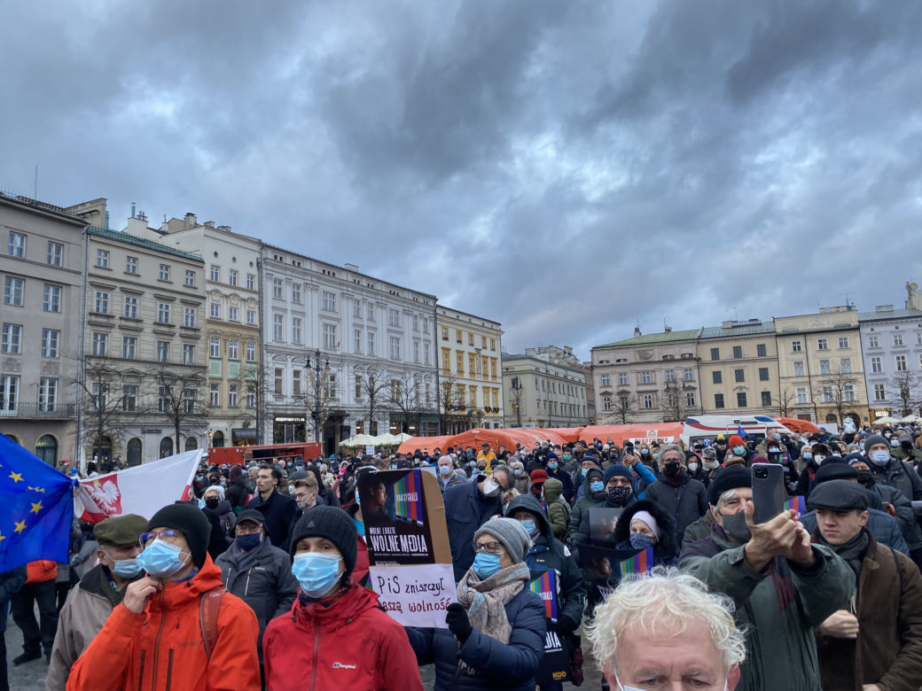 Demonstracja w Krakowie przeciwko "Lex TVN"