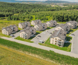 Domy są z drewnianych prefabrykatów. Ich ogrzewanie okazało się tańsze, niż innych obiektów