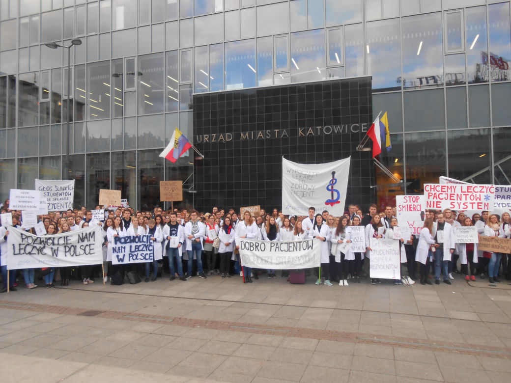 Białe kitle wypełniły Katowicki Rynek. Studenci ŚUM-u wsparli protest rezydentów [ZDJĘCIA, AUDIO]