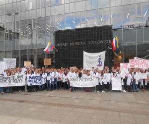 Białe kitle wypełniły Katowicki Rynek. Studenci ŚUM-u wsparli protest rezydentów [ZDJĘCIA, AUDIO]