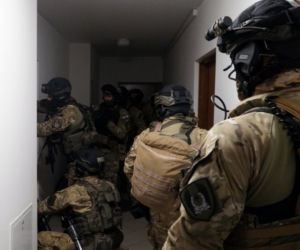 Antyterroryści w domu złodziei samochodów. Zobacz, jak wyglądała akcja