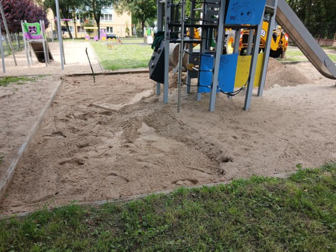 Tafla szkła rozbita w piaskownicy