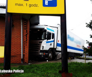 Rozpędzony tir uderzył w budynek sklepu przy ul. Moniuszki we Wschowie