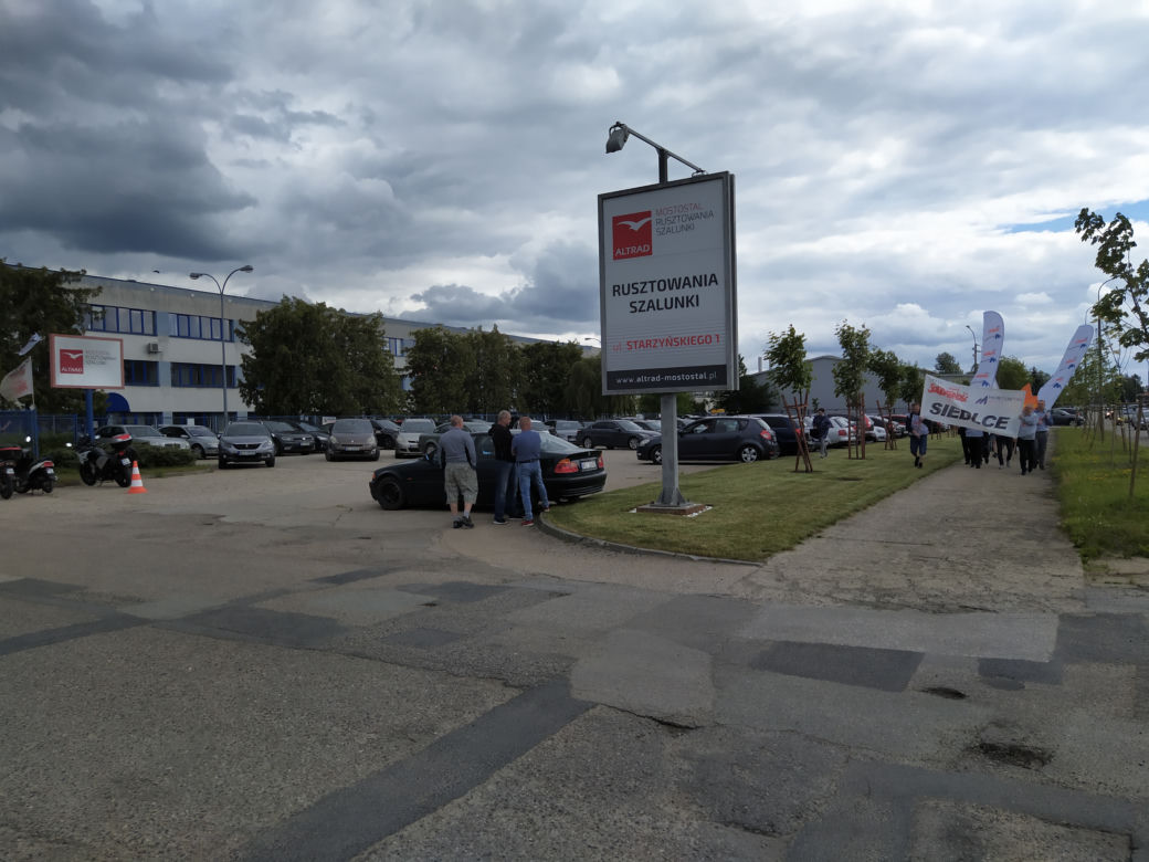 Trwa strajk generalny w Altrad Mostostal. Protestujących poparli związkowcy z Mostostalu Siedlce - zobacz zdjęcia!