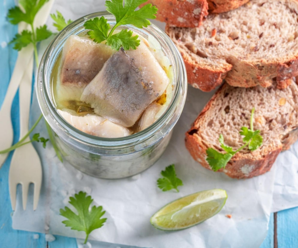 Śledzie z kolendrą to hit każdych świąt. Smakują obłędnie