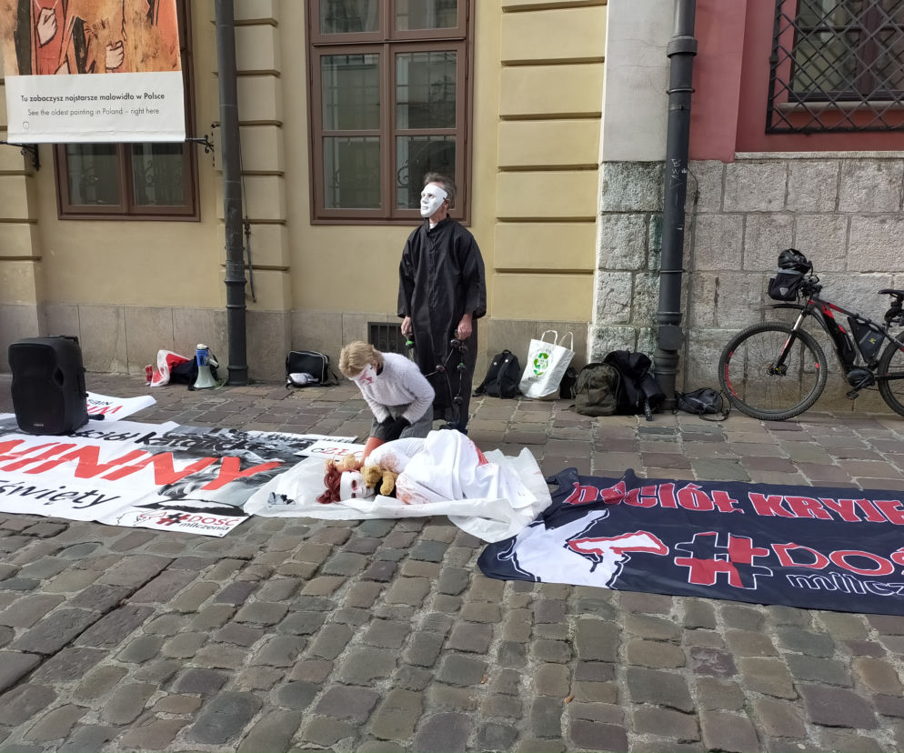 Protest przed siedzibą kardynała Stanisława Dziwisza