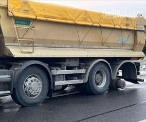 Demolka kołem z ciężarówki. Rozbita toyota i mercedes w Markach