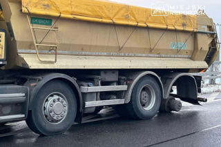 Demolka kołem z ciężarówki. Rozbita toyota i mercedes w Markach