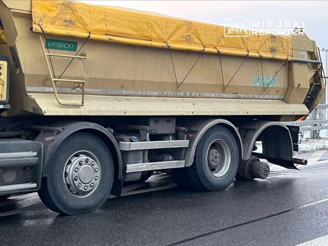 Demolka kołem z ciężarówki. Rozbita toyota i mercedes w Markach