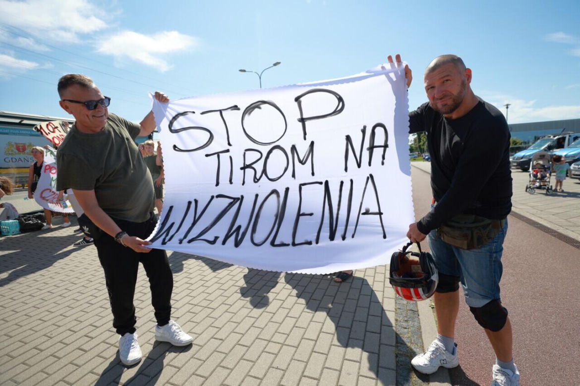 Protest mieszkańców w Letnicy. "Czarny pył do domu leci, tak się truje nasze dzieci" 