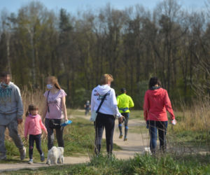 Majówka 2020 w czasach koronawirusa. Sposoby na spędzenie wolnego czasu.  Co i gdzie można robić? Co można, czego nie wolno?