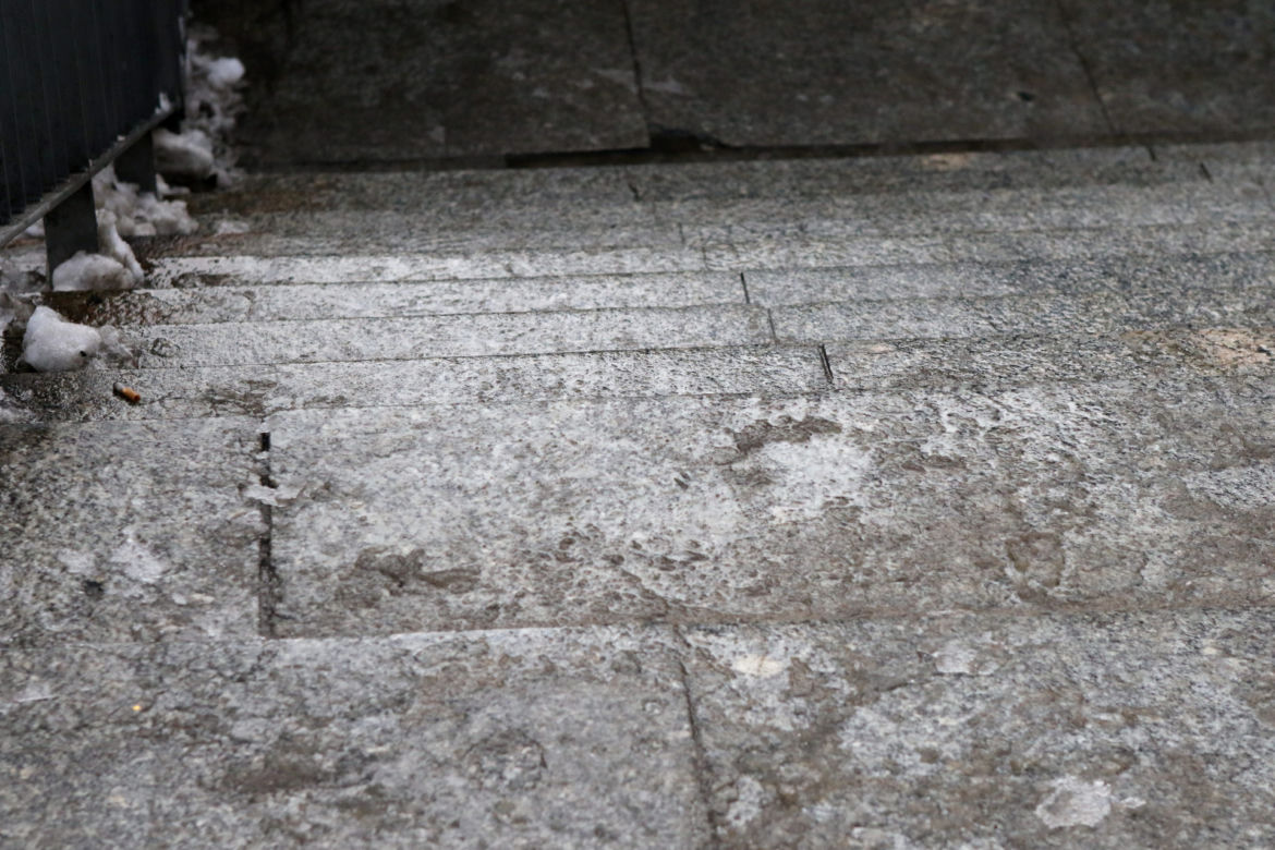 Tu zmarł 38-latek. Poślizgnął się na oblodzonym chodniku i uderzył głową o beton 