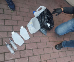 Gotowali narkotyk zombie tuż pod nosem sąsiadów. Uzbrojeni po zęby policjanci weszli do bloku w Warszawie