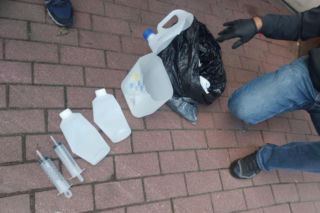 Gotowali narkotyk zombie tuż pod nosem sąsiadów. Uzbrojeni po zęby policjanci weszli do bloku w Warszawie