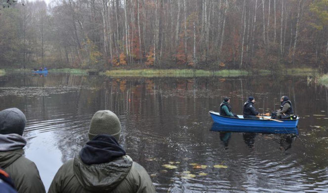 Bez nóg, bez rąk i bez głowy. Korpus zabitej kobiety pływał w stawie. Na ciało natknęli się turyści