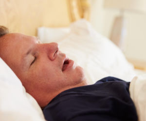 Budzi śmiech domowników, niepokoi lekarzy. Mówienie przez sen bywa wczesnym objawem choroby mózgu