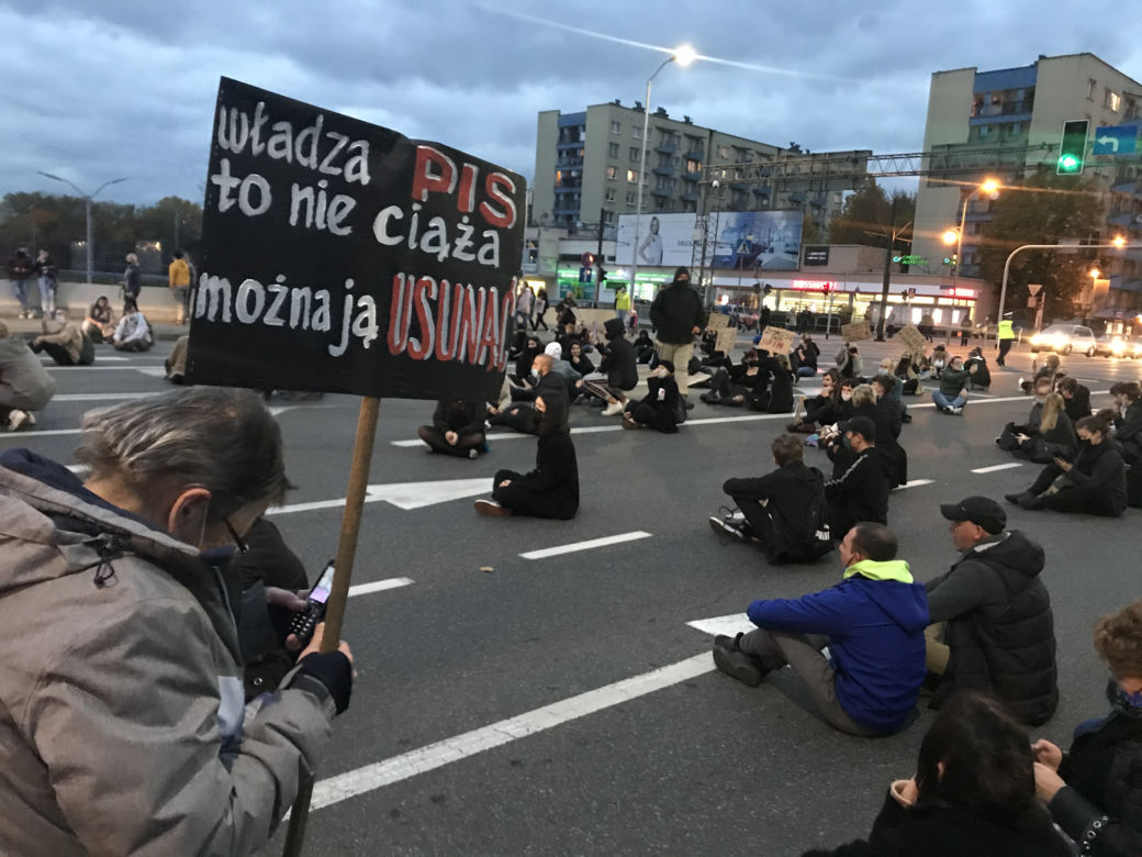 Protest kobiet w Katowicach! Karetka na sygnale jechała wprost na uczestników