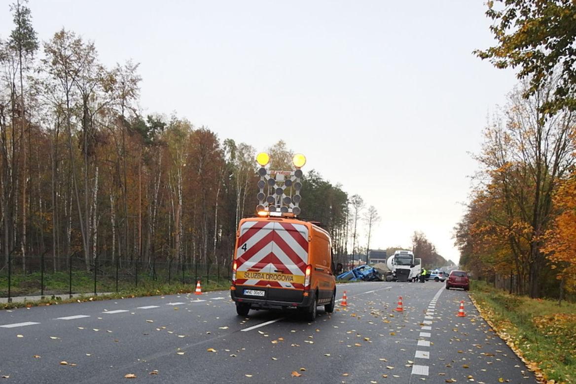 Śmiertelny wypadek na DK50. Zderzyły się dwa samochody. Dwie osoby nie żyją, dwie są ranne