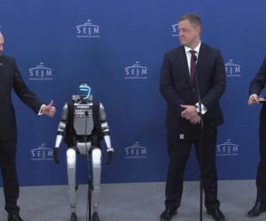 Nietypowy gość Konfederacji w Sejmie. Robot Edward Warchocki rozmawiał z politykami