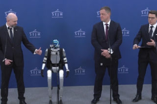 Nietypowy gość Konfederacji w Sejmie. Robot Edward Warchocki rozmawiał z politykami