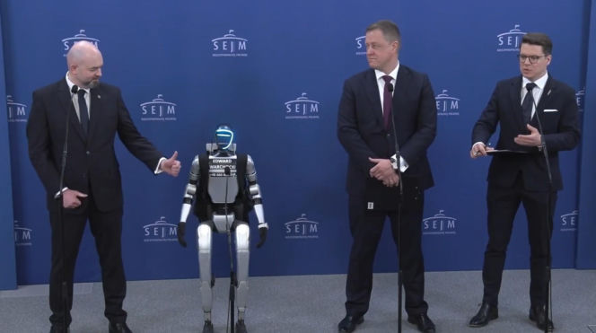 Nietypowy gość Konfederacji w Sejmie. Robot Edward Warchocki rozmawiał z politykami