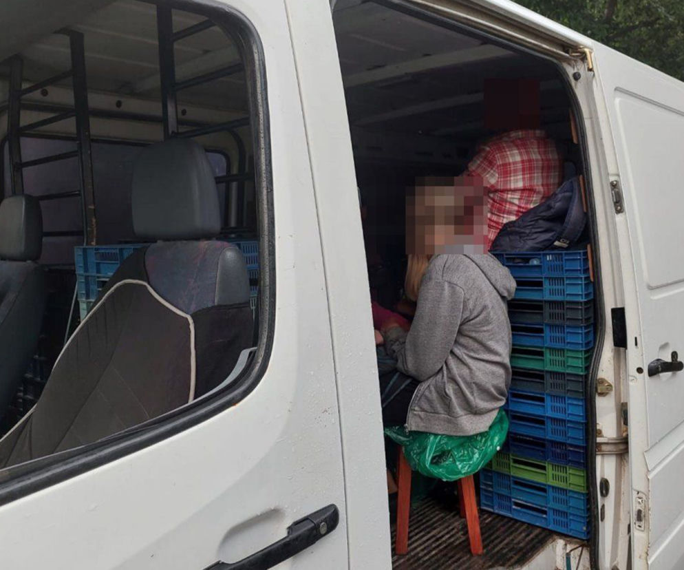 Wiózł 7 osób ponad stan. Siedzieli na taboretach i skrzynkach z malinami