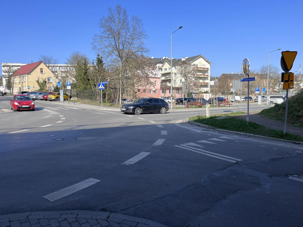 Drogowy absurd w centrum miasta. Mieszkańcy Gorzowa wymyślili sobie niewidzialne przejście dla pieszych?