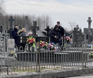 Płyta nagrobna przygniotła 1,5-rocznego chłopca! Straszna tragedia na cmentarzu Kamienicy