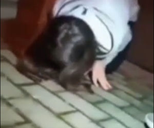 Ohydne! Tak 13-latki z Pruszkowa gnębiły swoje ofiary. Zlizuj to kur…. Ma to zniknąć ! 