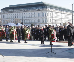 Rocznica katastrofy smoleńskiej. Prezydent Nawrocki uczcił pamięć zmarłych