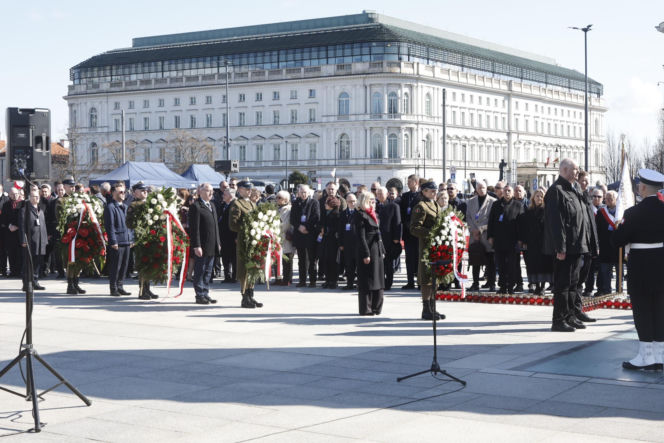 Rocznica katastrofy smoleńskiej. Prezydent Nawrocki uczcił pamięć zmarłych
