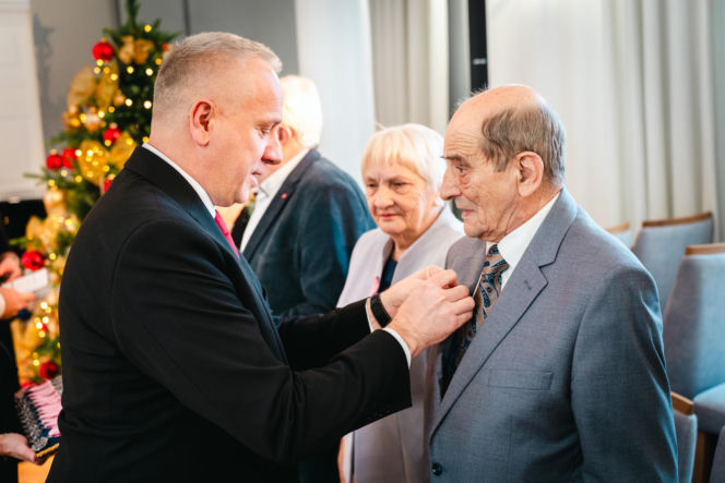 Złoty Gody par małżeńskich w Siedlcach - wręczenie pamiątkowych medali