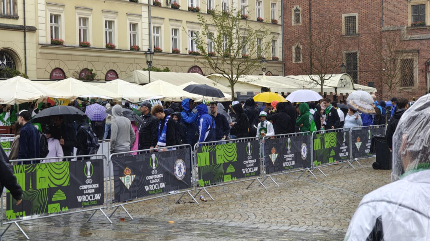 Gorąco przed finałem Ligii Konferencji we Wrocławiu. Tysiące kibiców na Rynku 