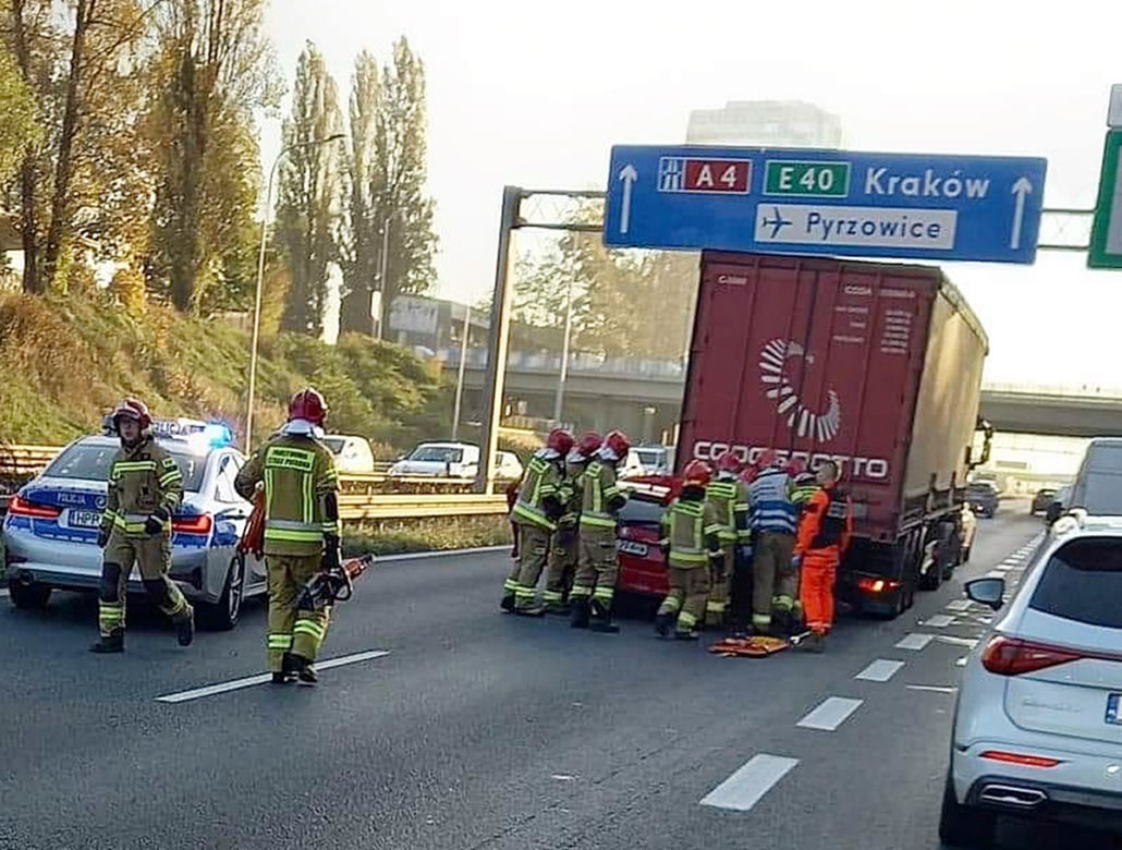 Wypadek na autostradzie A4 w Katowicach. Auto wjechało pod TIRa