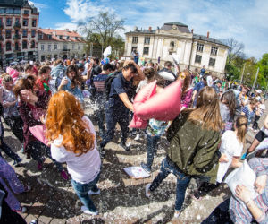 Nietypowa walka w centrum Krakowa: Zobacz zdjęcia z bitwy na poduszki! [AUDIO]