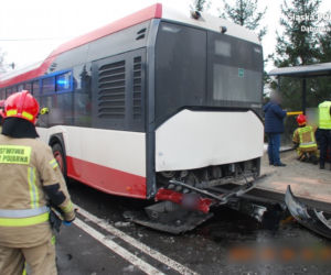 Dąbrowa Górnicza: Pijany kierowca kradzionym autem doprowadził do kolizji z autobusem. Dwie osoby zostały ranne [ZDJĘCIA]