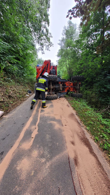 Tragedia pod Nowym Sączem. Nie żyje mężczyzna przygnieciony przez maszyn