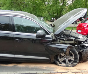 Naćpany kierowca zdemolował osiem aut i uciekł