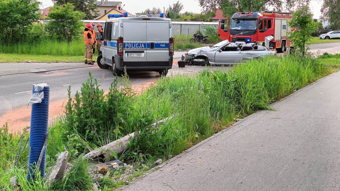 Kompletnie pijany policjant rozbił dwie osobówki. Jego sportowy kabriolet gruchnął w BMW i złamał betonowy słup