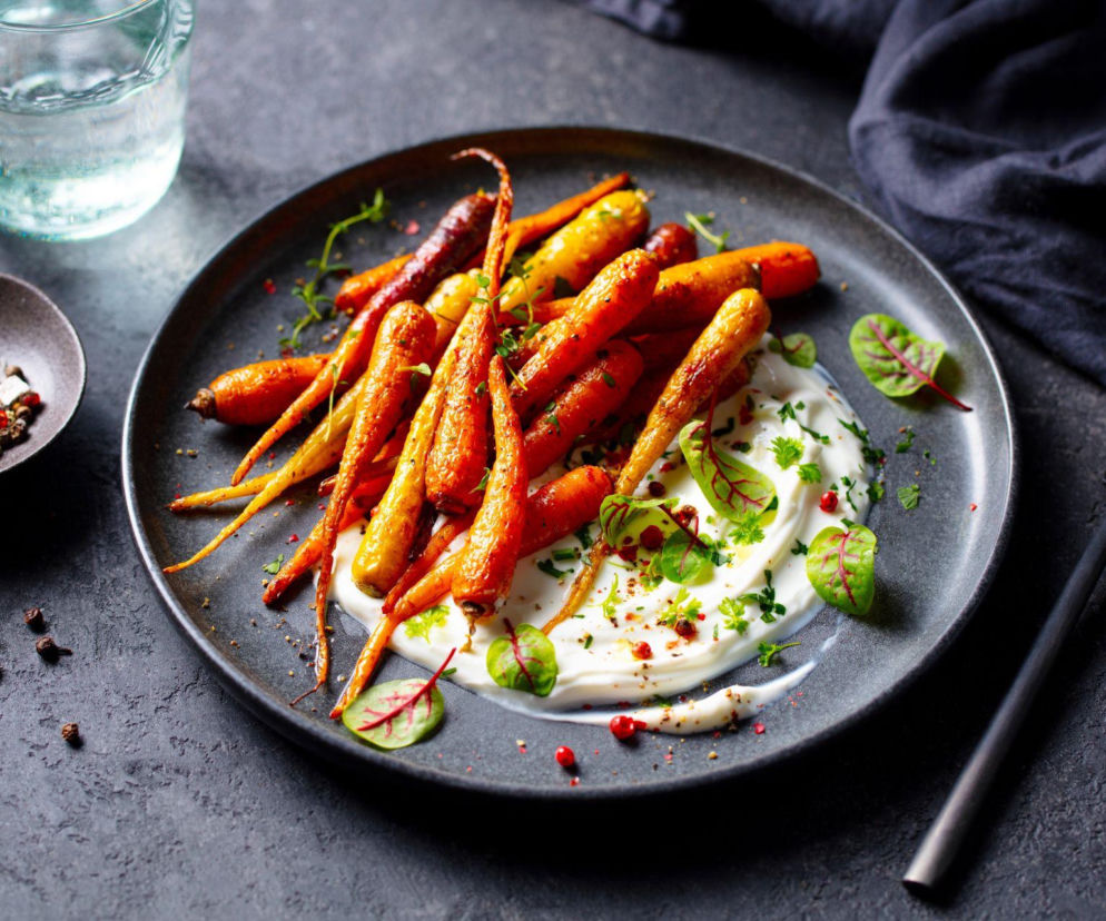 Sałatka warm & crunchy z pieczonej marchewki, jogurtu i czosnku niedźwiedziego – bałkańska inspiracja