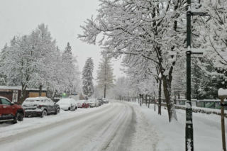 W Tatrach drugi stopień zagrożenia lawinowego. Warunki na szlakach są bardzo trudne