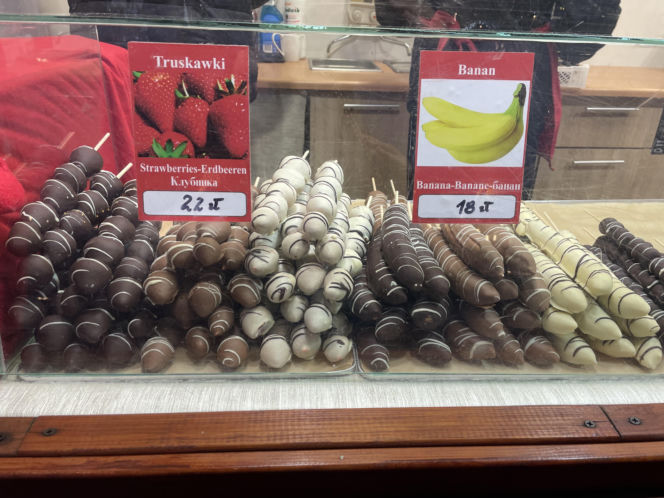 Pokémony, różowe gofry i zaskakujące różnice w cenach. Porównaliśmy łódzkie jarmarki