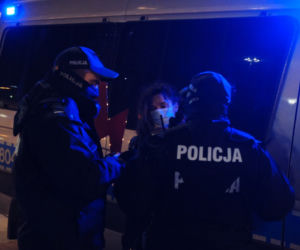 Policjanci zatrzymali uczestnika protestu kobiet