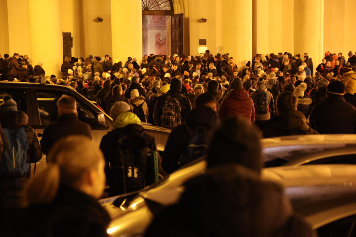 Kilka tysięcy osób w piątkowy wieczór wyruszyło z Lublina w 10. Ekstremalną Drogę Krzyżową